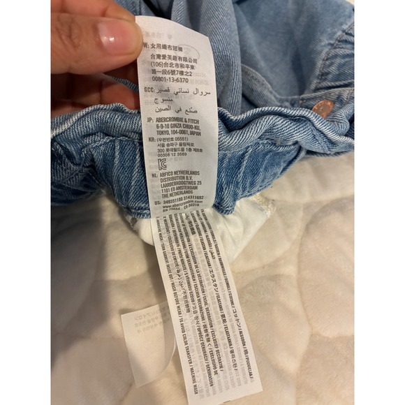 Hollister Mom Shorts Ultra High-Rise Denim Cuffed Hem Light Wash Size 11 W30‎ - Picture 6 of 8